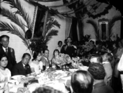 Romeo Ortega pronuncia un discurso durante un banquete