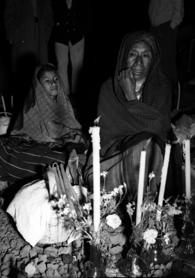 Mujeres purépeches realizando ofrendas por día de muertos