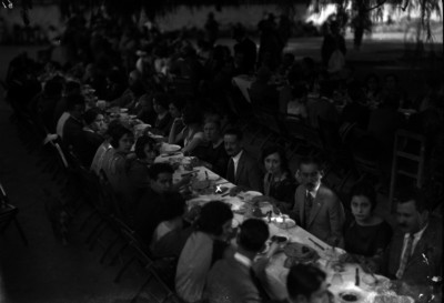 Gente en un banquete