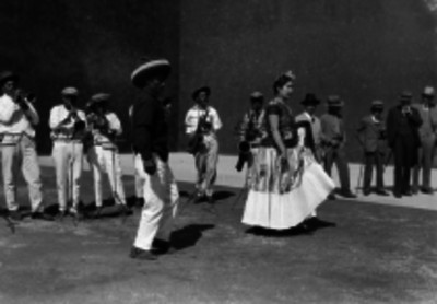 Pareja realizando un baile típico