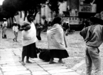 Mujeres zinacantecas durante en un día de plaza en San Cristóbal de las Casas