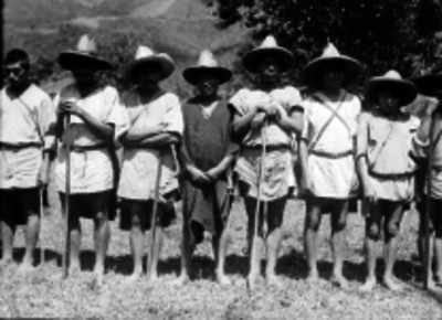 Zinacantecas y chamulas en un paraje, retrato de grupo