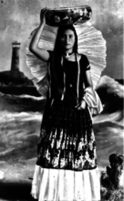 Mujer tehuana vistiendo traje tipico, retrato