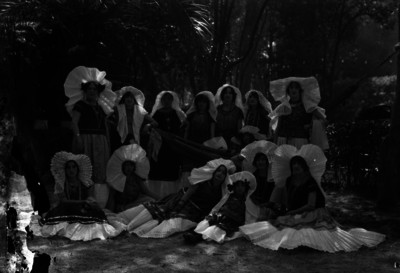 Mujeres tehuanas en un jardín, retrato