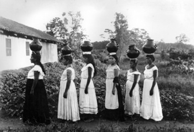 Mujeres indígenas del sur, con ollas de barro en la cabeza