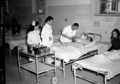 Medicos y enfermera atendiendo a un pasiente en una sala del 