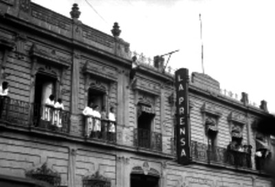Trabajadores en los balcones del periódico La Prensa
