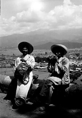 Tamborilero y trompetero en el cerro del Tepeyac