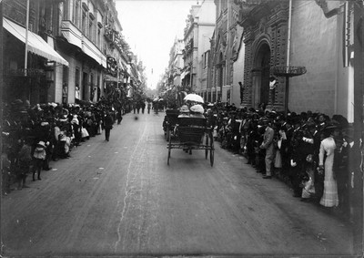 Carrosas transportan mujeres durante desfile