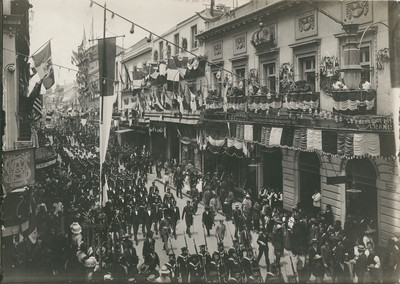 Marinos extranjeros desfilan por la avenida de San Francisco en las fiestas del Centenario de la Independencia