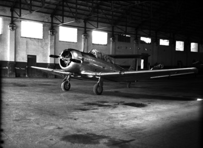 Vista de una avioneta en un hangar