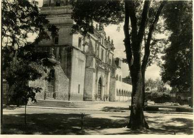 Vista lateral de la Iglesia de San Juan Bautista en Coyoacán