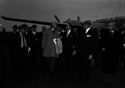 Hombres en el aeropuerto, durante una recepción