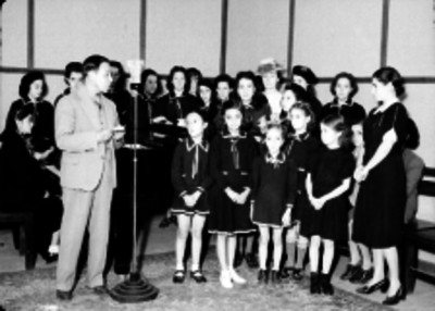 Alumnos de una escuela participando durante una transmisión de la XERH