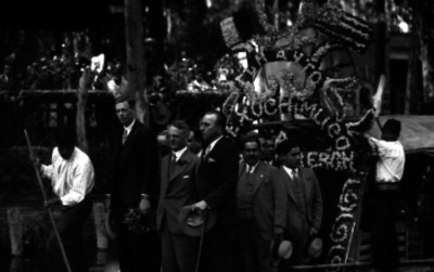 Charles Lindbergh, Dwight Morrow y otros hombres abordo de una trajinera en Xochimilco