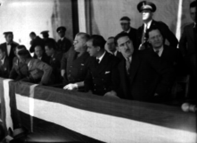 Ramón Franco, Roberto Fierro y otros hombres presidiendo una ceremonia