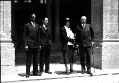 Diplomáticos y mujer en el patio de Palacio Nacional, retrato dse grupo