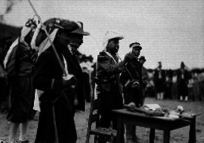 Militares y hombres con vestimenta moros cristiasnos en las fiestas del 5 de mayo, en el Peñón de los Baños