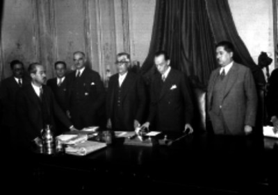 Primo Villa Michel con miembros de la Cámara de Comercio durante una reunion en un salón de actos