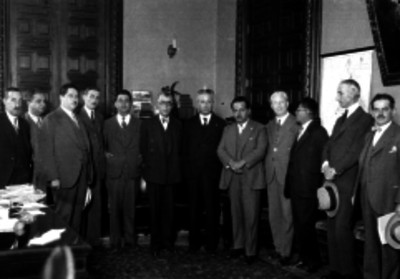 Miembros de la Cámara de Comercio durante una reunión en una oficina