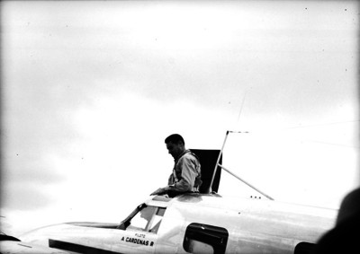 Piloto desciende de un avión militar