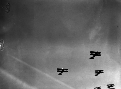 Aviones militares realizan descenso en picada