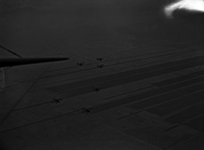 Aviones militares durante un vuelo en grupos de tres