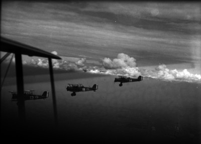 Aviones Militares vuelan en formación vertical