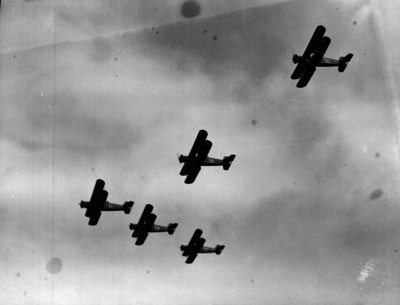 Grupo de aviones Militares durante un vuelo