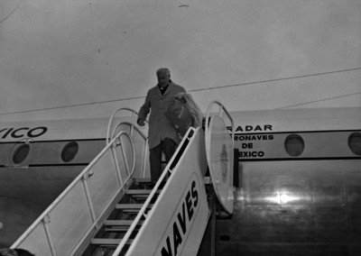 Hombre desciende de avión
