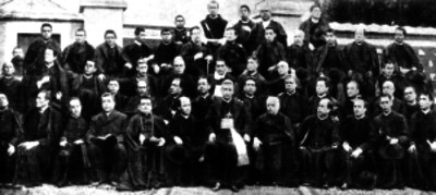 Obispo y sacerdotes, retrato de grupo