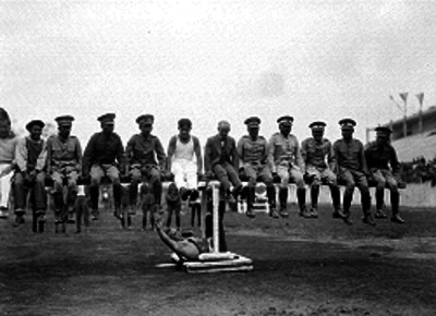 Militares durante una práctica física en el Estadio Nacional