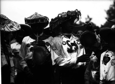Musicos típicos oaxaqueños con trajes folclóricos tocando chilenos y tambores