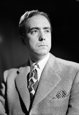 Guillermo Calderon de frente con rostro a su izquierda, viste formal, retrato