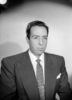 Hijo de Jose Calderon, viste de traje y corbata, retrato