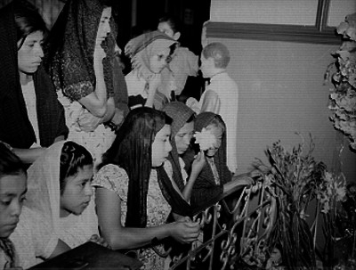 Mujeres rezando ante la tumba de Monseñor Guizar y Velencia