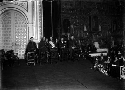 Diplomáticos en reclinatorios durante una ceremonia religiosa