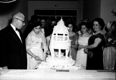 Mujer rebanando un pastel durante una fiesta