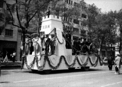 Carro alegórico del ejército mexicano, durante la campaña nacionalista