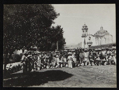 Formación de revolucionarios en una calle durante la revolución maderista, Estado de México