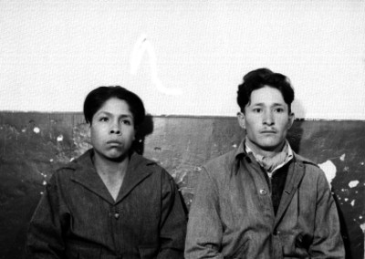 Hombres de calse baja detenidos en una comisaría, retrato