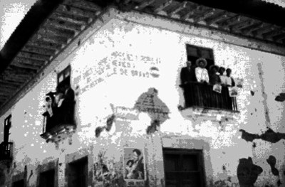 Gente en los balcones del edificio del frente democrata Obrero Campesino y Popular del estado de México
