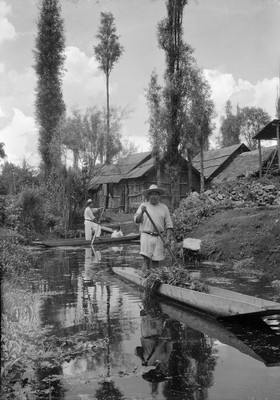 Indígenas en un canal de Xochimilco