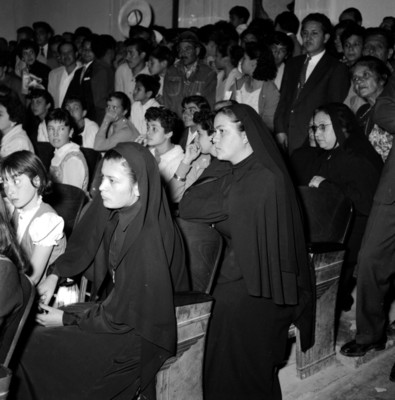 Monjas y gente durante una ceremonia