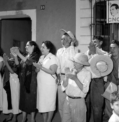 Habitantes de Acatlán de Juárez, Jalisco manifestando su apoyo a Adolfo López Mateos durante su campaña electoral
