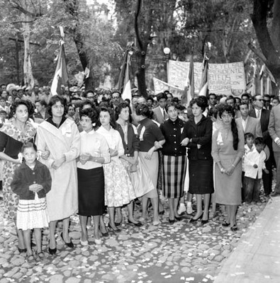 Público en las calles, durante la gira de trabajo de Adolfo López Mateos en Querétaro