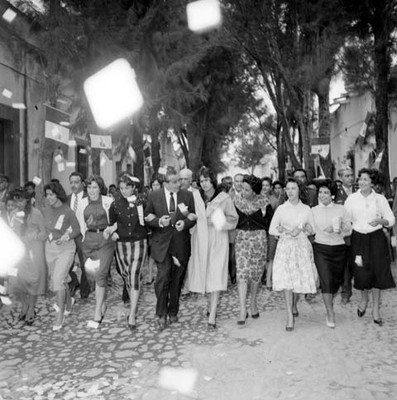 Adolfo López Mateos acompañado de mujeres durante, un recorrido por las calles de Querétaro