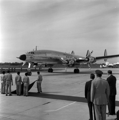 Llegada del Colombia III a el aeropuerto de Acapulco