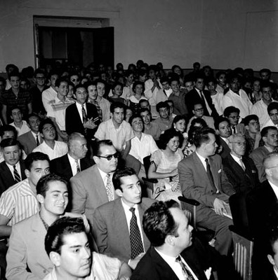 Partidarios en un salón, durante la campaña electoral de López Mateos por Querétaro