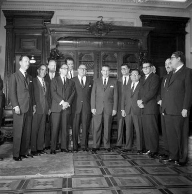 Adolfo López Mateos con diputados en una habitación del Palacio Nacional, retrato de grupo
